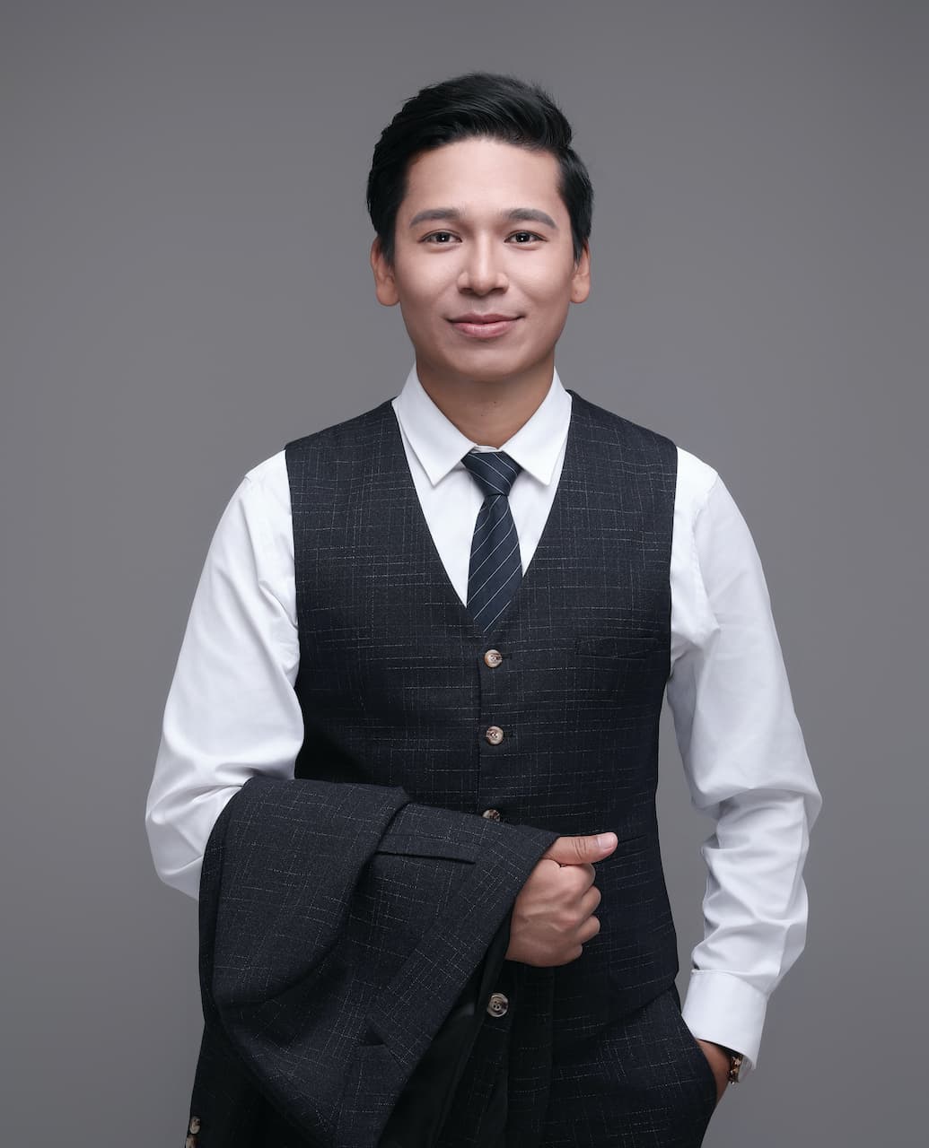 Diverse group discussing innovative ideas in a modern office setting Diverse group discussing innovative ideas in a modern office setting