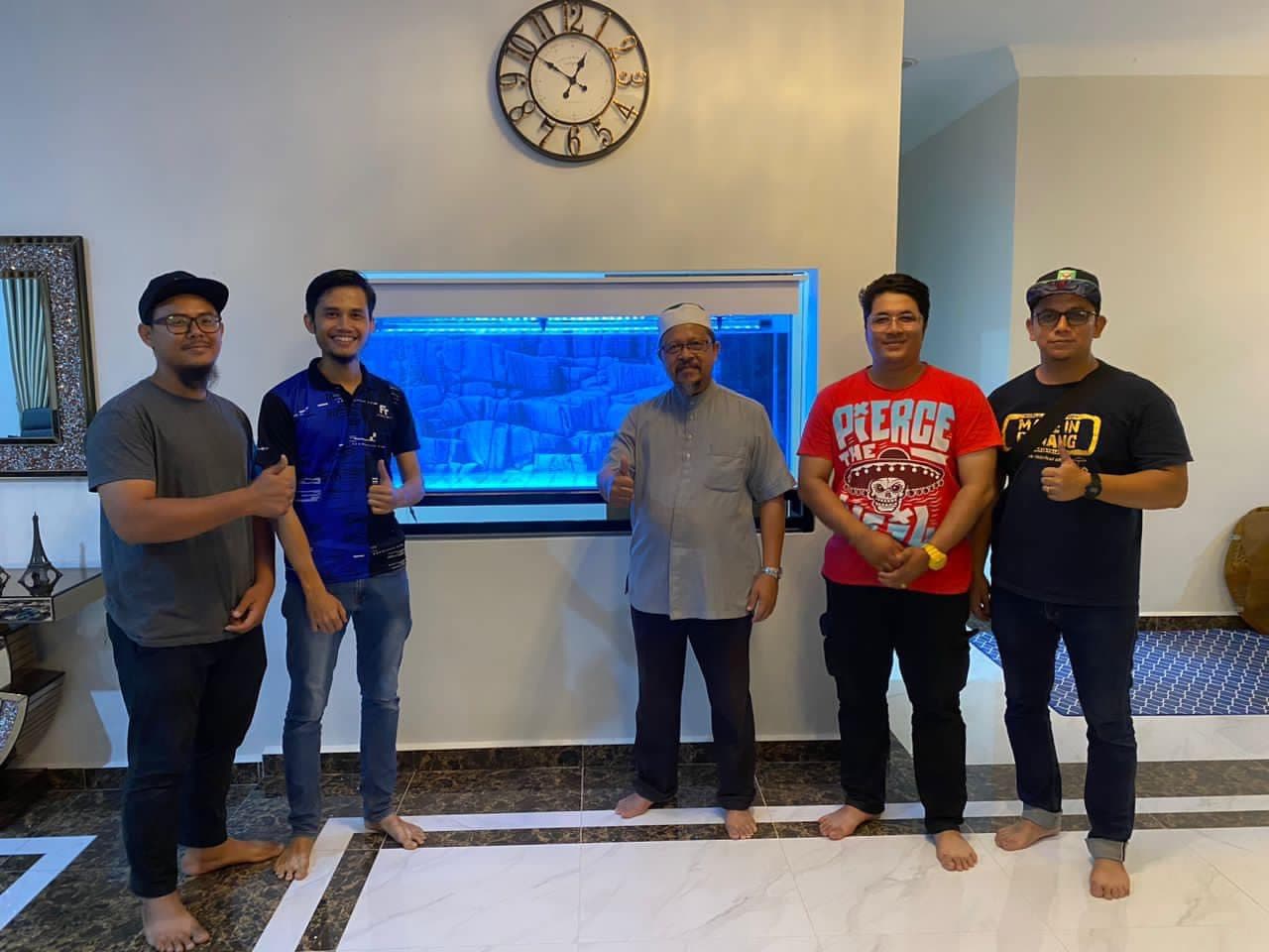Elegant aquarium tank display Elegant aquarium tank display